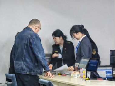 国汇策略 外籍投资人语言不通如何办理营业执照？服务专员全程指导